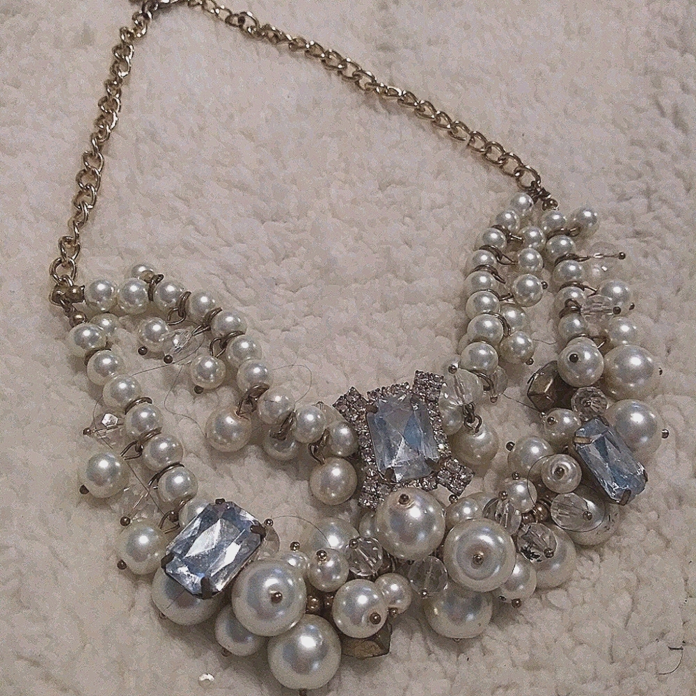 Pearl necklace and diamond setting